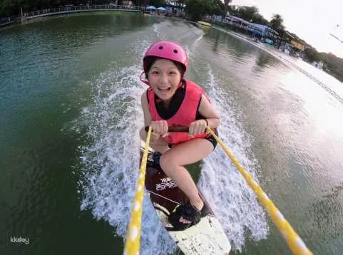 Kaohsiung｜Water skiing experience at Lotus Pond Water Ski Theme Park｜Free S U P